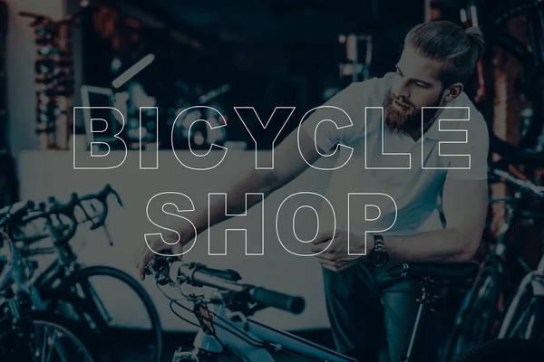 Магазин Велосипедов Человек Велосипеде Гай Проверяет Велосипед Человек Смотрит Свой — стоковое фото