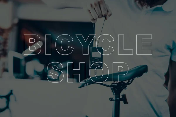Магазин Велосипедов Торговец Весами Велосипедов Продавец Взвешивающий Велосипед Современный Велосипед — стоковое фото