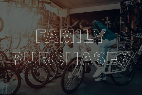 Rodzinne Zakupy Klient Wybierając Rower Sprzedawca Wyświetlone Rower Klienta Klient — Zdjęcie stockowe