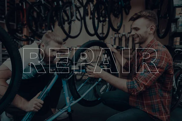 Loja Bicicletas Reparação Bicicletas Cliente Mostrando Uma Bicicleta Bicicleta Cliente — Fotografia de Stock