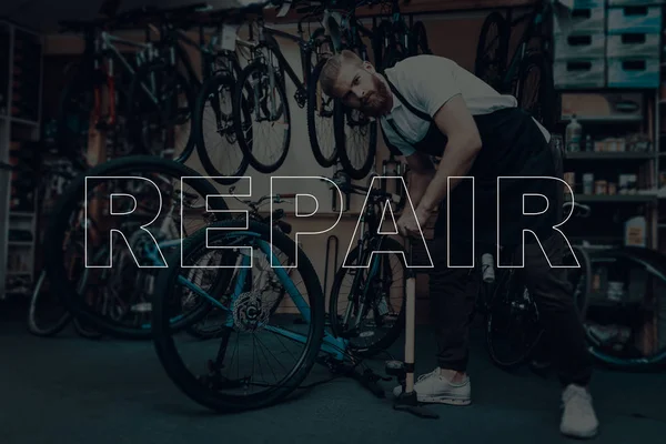 Loja Bicicletas Reparação Bicicletas Vendedor Usando Uma Bicicleta Vendedor Impulsiona — Fotografia de Stock