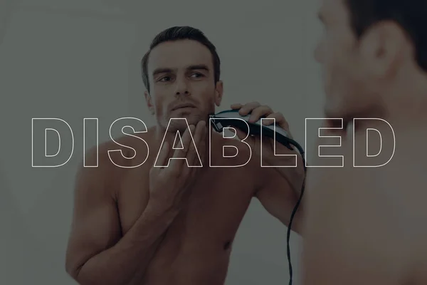Uomo Disabile Man Shaves Electric Razor Uomo Guarda Allo Specchio — Foto Stock