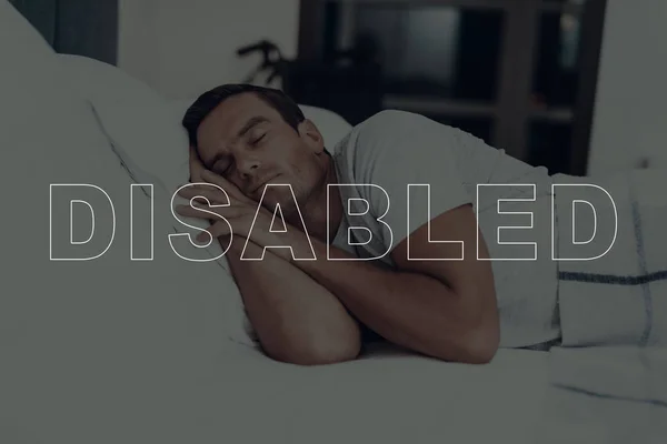 Uomo Disabile Uomo Giace Letto Cuscino Sotto Testa Dell Uomo — Foto Stock