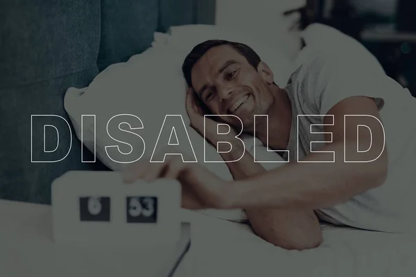 Hombre Con Discapacidad Hombre Está Acostado Cama Hombre Despertó Reloj — Foto de Stock