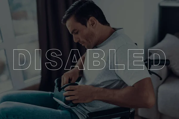 Hombre Discapacitado Silla Ruedas Hombre Sostiene Gafas Realidad Virtual Man —  Fotos de Stock