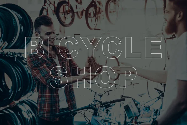 Магазин Велосипедов Продавец Показывает Велосипедные Седла Клиенту Клиент Выбирает Седло — стоковое фото