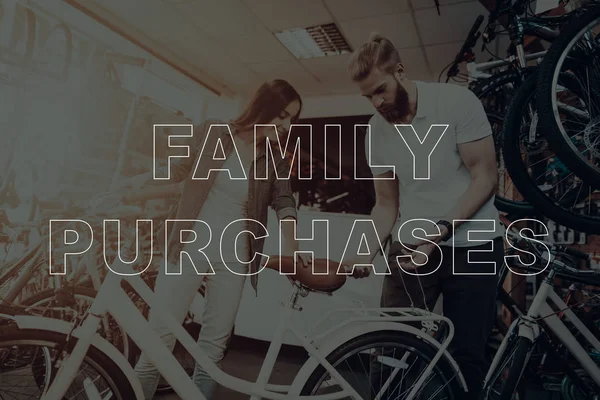 Rodzinne Zakupy Klient Wybierając Rower Sprzedawca Wyświetlono Tyłu Roweru Klienta — Zdjęcie stockowe