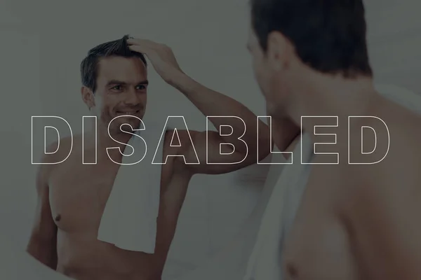 Hombre Con Discapacidad Hombre Mirándose Mismo Espejo Hombre Sonríe Hombre — Foto de Stock