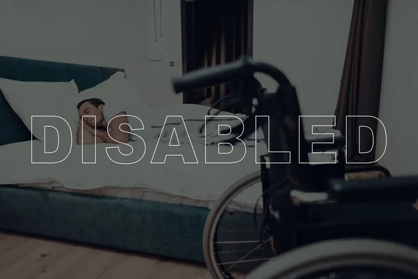 Hombre Con Discapacidad Hombre Está Acostado Cama Hombre Relaja Duerme — Foto de Stock