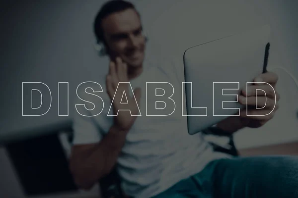 휠체어 장애인된 남자가 있다입니다 남자는 비디오 전화를 했습니다 태블릿 남자는 — 스톡 사진