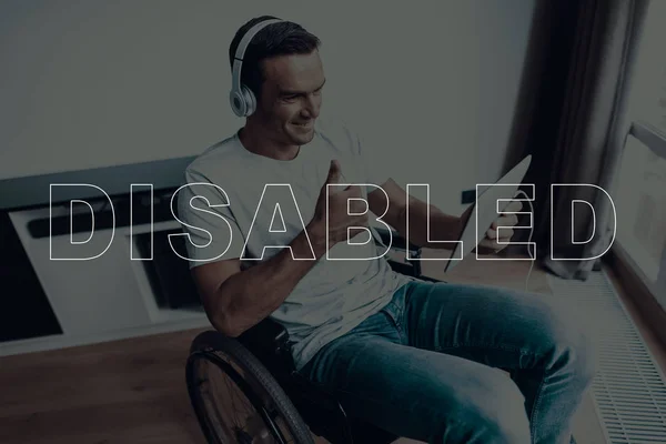 Hombre Discapacitado Silla Ruedas Hombre Tiene Una Videollamada Videollamada Tablet — Foto de Stock