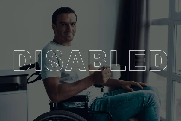 Hombre Discapacitado Silla Ruedas Hombre Sienta Frente Ventana Ventana Panorámica — Foto de Stock