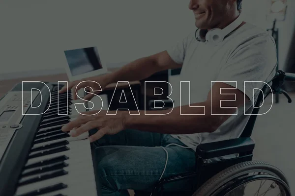 Инвалид Инвалидном Кресле Мужчина Сидит Столом Человек Играет Музыку Синтезаторе — стоковое фото