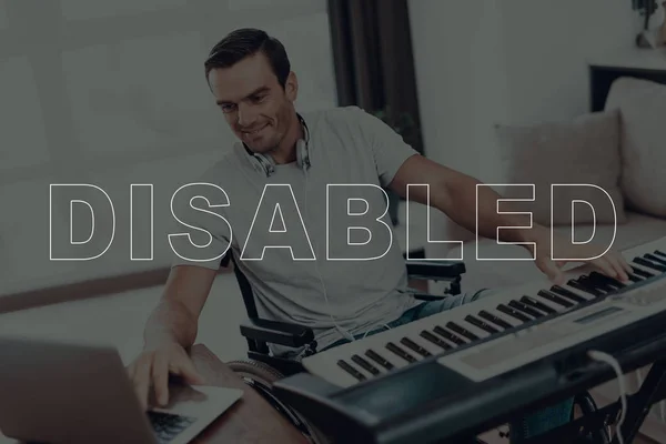 Инвалид Инвалидном Кресле Мужчина Сидит Столом Человек Играет Музыку Синтезаторе — стоковое фото