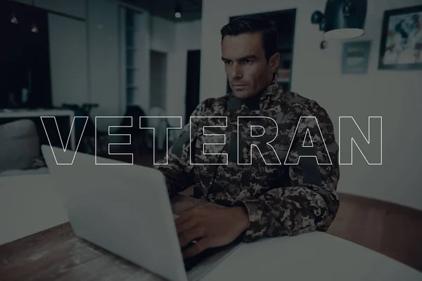 Military Veteran Man Sitting Table Man Using Laptop Man Soldier — Stock Photo, Image