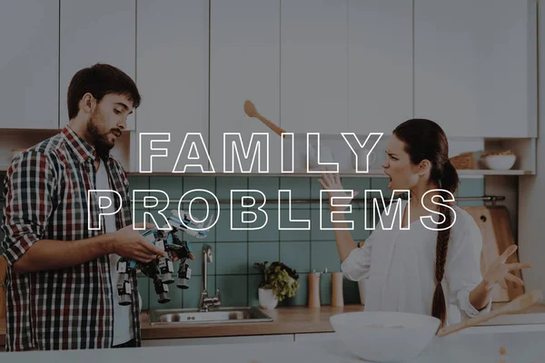 Rodinné Problémy Křičí Nešťastný Dárek Vztek Salát Mladý Pár Kuchyně — Stock fotografie