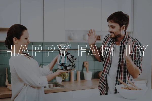 Roboter Konstruieren Hause Glück Salat Junges Paar Sprudelnde Beziehungen Küche — Stockfoto