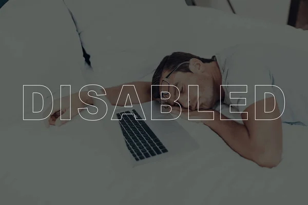 無効になっている男男はベッドに横たわるです 目を閉じて男 人間は睡眠です ベッドに横になっているノート パソコンです 疲れた男アダルト白人ブルネット男男はメガネを着用します 寝室にある男 — ストック写真