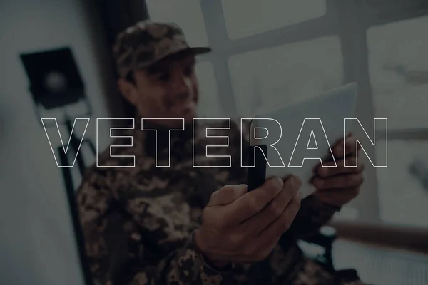 Військові Ветеран Інвалідів Людині Інвалідному Візку Людина Сидить Перед Вікном — стокове фото
