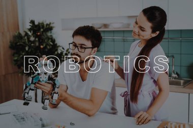 Aile. Adam toplamak. Robot. Mutfak. Kız. Sarılmak. Gülümseyerek. Güzel. Pembe sabahlık. Mutlu birlikte. Serbest zaman. İyi eğlenceler. Robot tasarımı. Ev. Yedek-zaman. Off-Time. Mutluluk. Kabarcıklı ilişkileri.