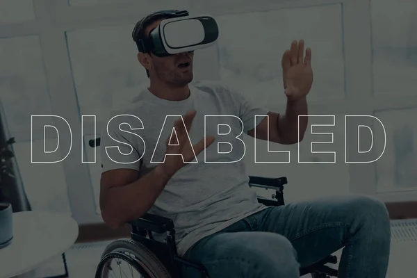 Hombre Discapacitado Silla Ruedas Hombre Con Gafas Realidad Virtual Hombre — Foto de Stock