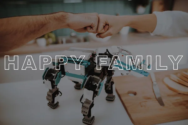 Yumruk Yumruk Tebrik Yakın Çekim Mutfak Robot Genç Bir Çift — Stok fotoğraf