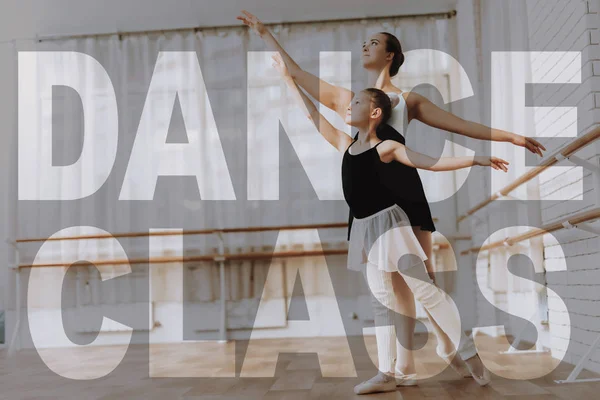 Inspirerad Kvinnliga Lärare Utbildar Unga Ballerinor Dansstudio Elegant Liten Flicka — Stockfoto