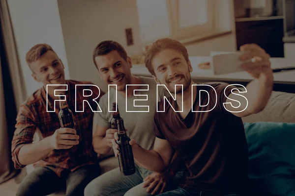Selfie 人の男性 ビールを飲みます 暗いボトル ソファの上に座る 笑みを浮かべてください 写真のためにポーズ パーティー 永遠に親友 幸せな一緒に — ストック写真