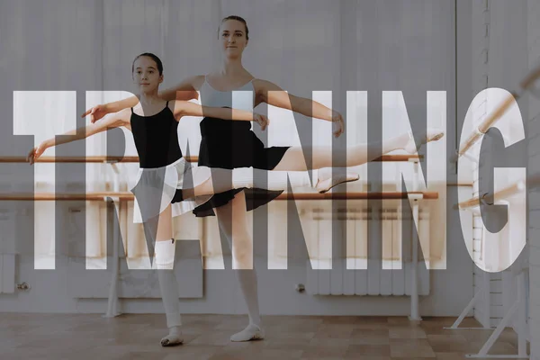 Conceito Treino Balé Diligente Bailarina Ensina Menina Escola Ballet Graciosa — Fotografia de Stock
