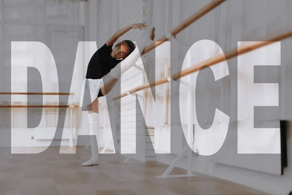 Mixed Race Kid Está Alongando Dobrando Perto Ballet Bar Miúda — Fotografia de Stock