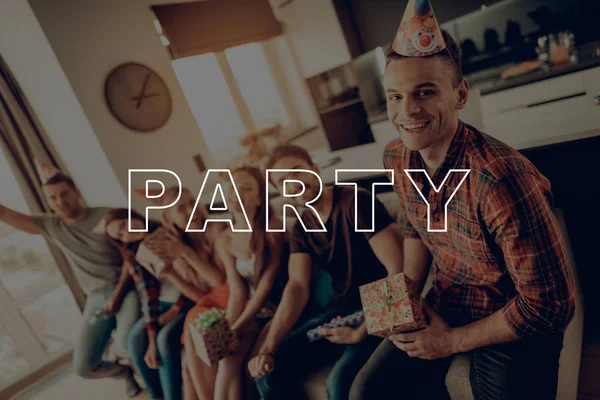 Party Sit Couch Group People Group Photo Smiling Guest Birthday — Stock Photo, Image