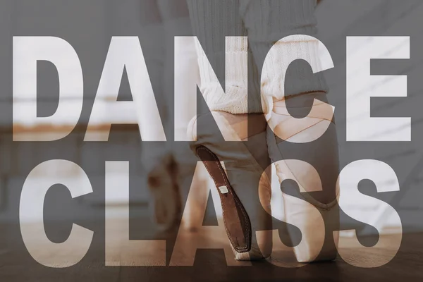 トウシューズで若いバレリーナの脚 女の子のクラスでバレエを練習します 明るいバレエ部屋の子供たち 子供たちのダンス シューズの足 透明なテキスト ダンスのクラスで勤勉な仕事の概念 — ストック写真