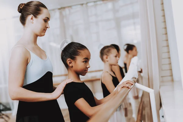 Leraar Treinen Gemengd Ras Kid Concept Van Gelijkheid Het Onderwijs — Stockfoto