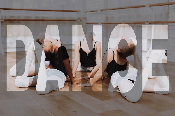 Entzückende Kleine Mädchen Üben Stretch Auf Einem Fußboden Ballettkurs Der — Stockfoto
