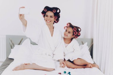 Güzel anne ve genç kızı ile şirin Selfie. Yaşam tarzı kız annesi ile. Anne ile kız şirin Selfie anne. Seksi kız güzellik salonu. Stil ve mutlu birlikte. Saç modeli kız.