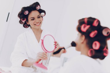 Anne ve kızı aynaya bak. Mutlu anne mutlu kızı ile. Güzellik Salonu evde. Anne ile gülümse. Anne stiliyle. Anne ve Genç kız mutluluk birlikte güzellik salonu. Anne ile gülümse.