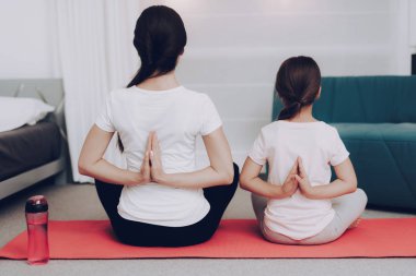 Meditasyon ve motivasyon insanların fiziksel yük genç için. Fiziksel yük insanlar için. Yong kız ve Genç Anne için jimnastik gün. İnsanlar ders bizim için. Yoga için zaman. Kız için sağlıklı yaşam tarzı.