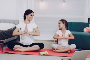 Kızı ve anne evde eğitim. Gövde, Evde jimnastik fiziksel yük. Anne ile genç eğitim. Tüm aile için Yoga. Gevşeme evde. Annesi ile mutlu jimnastik. Laptop yardım.