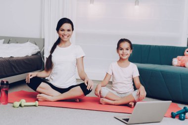 Yoga için atletik bir gün. Genç kadın ve Genç kız Fitness birlikte. Kızı mutlu kız gevşeme ile evde yoga. İnsanlar için motivasyon. Spor genç insanlar için. Sağlıklı kadın jimnastik evde.
