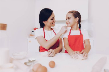 Anne küçük kız mutfakta iyi bir iş için övgü. Aile için yemek. Mutlu saat. Aproan iyi kız ve Genç Anne için. Genç Anne için hazırlık. Kız ve anne mutlu saat. Mutlu kadın ve mutfak.