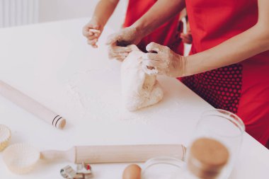 Tatlı Fod ürün ve iş yapmak. Anne ve kızı mutlu birlikte. Joi çocuk hazırlık ile anne. Hamur ile üst yardım kız. Kız ve annesi birlikte çalışmalıyız. Kız ile eğlenceli. Tüm aile için kahvaltı.