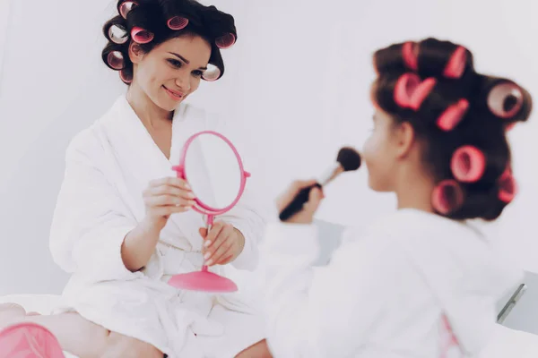 Beauty Salon Thuis Voor Moeder Jonge Dochter Make Manicure Voor — Stockfoto