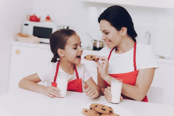 Infancia Cocina Con Mamá Hornear Pastel Dulce Niña Mamá Cook —  Fotos de Stock