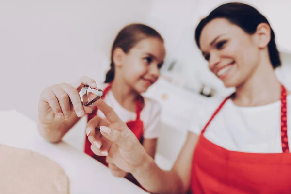 Bolo Cozinheiro Mãe Menina Avental Para Duas Meninas Lettle Girl — Fotografia de Stock