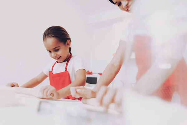 Jovem Jovem Mãe Rolling Dough Mãe Ensina Filha Fazê Preparação — Fotografia de Stock