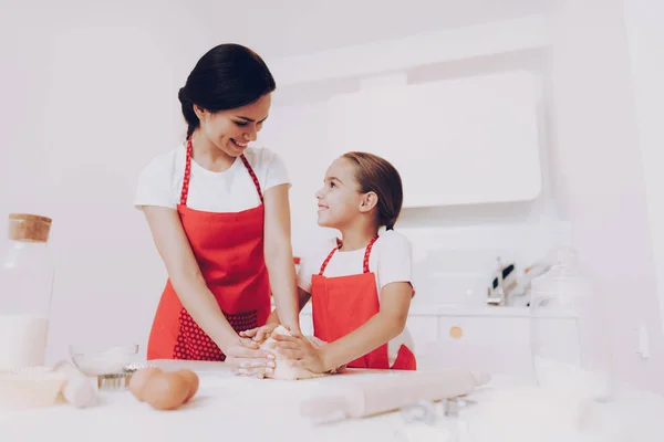 Mamá Niña Sonríen Divierten Juntas Postre Para Una Mamá Madre — Foto de Stock