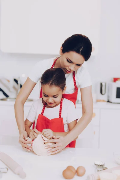 Hornear Pastel Con Madre Cocina Feliz Tiempo Juntos Hija Con — Foto de Stock