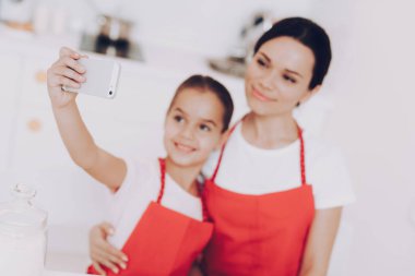 Selfie ve hazırlık Cook önlük. Anne ve hazırlık tatlı kahvaltı ile fotoğraf. Pasta kişilik. Selfie güzel annesi ile. Güzel kızı ile selfie. Kızı ve annesi Selfie.