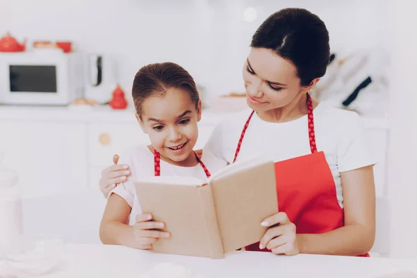 Щаслива Дитина Матір Читає Книгу Готує Сніданок Всієї Родини Добрий — стокове фото