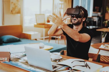 Mutlu Freelancer uzaktan çalışma ve test Vr. portresi neşeli beyaz adam takıyor sanal gerçeklik gözlükler oturup Danışma Laptop istimal ang becerikli alet tutan el kadar kapalı.